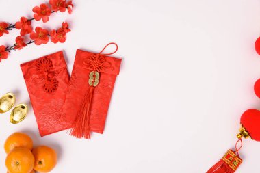 Çin Yeni Yıl Festivali konsepti, düz tepe manzarası, Kırmızı zarf ve altın külçeli Mutlu Çin yeni yılı (karakter 