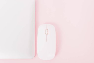 Modern teknolojinin üst görüntüsü akıllı telefon mobil ve bilgisayar bilgisayarı. Pembe arkaplanı kopyalama alanı ile kapatın.