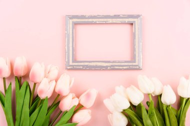 Anneler Günü 'nüz kutlu olsun. Üst görünüm düz fotoğraf çerçevesi ve pembe zemin üzerinde lale çiçeği, metin için kopyalama alanı