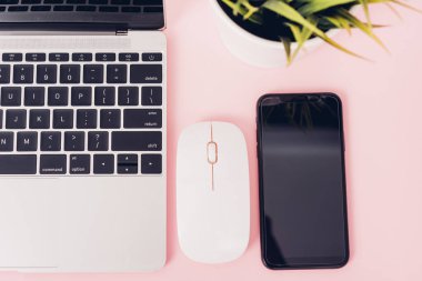 Modern teknolojinin üst görüntüsü akıllı telefon cep telefonu ve bilgisayar bilgisayarı üzerinde kopyalama alanı ile pembe arkaplan