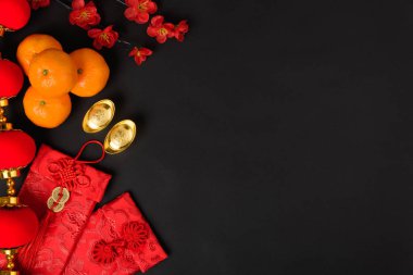 Çin Yeni Yıl Festivali konsepti, düz konsept, Kırmızı zarf ve altın külçeli Mutlu Çin yeni yılı (karakter 