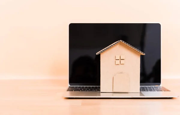 Cardboard Paper Model House Computer Laptop Property Mortgage Rent Buy — Stock Photo, Image