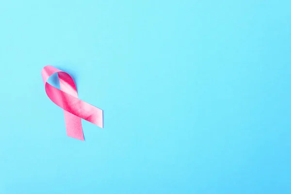 乳腺癌月的概念 平铺顶视图 蓝色背景的粉红丝带 并为您的文字提供复制空间 — 图库照片