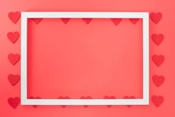 Sevgililer Günü Arkaplanı Üst Manzara Kırmızı Kalp Yuvarlak Fotoğraf Çerçevesi — Stok fotoğraf