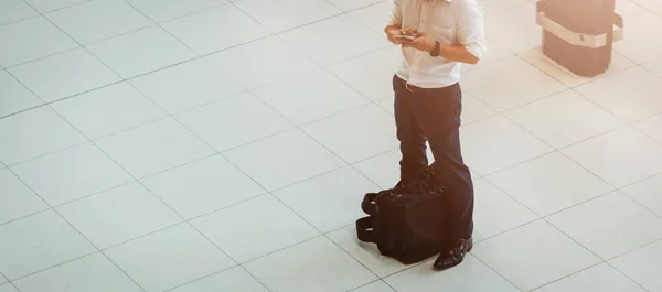 Homem Pessoas Viajando Bagagem Saco Ele Check Por Telefone Inteligente — Fotografia de Stock