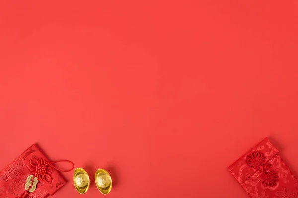 中国の旧正月のコンセプト フラットレイトップビュー 赤い封筒と金のインゴットと幸せな中国の新年 は幸運 富を意味します あなたのテキストのコピースペースと赤い背景に — ストック写真