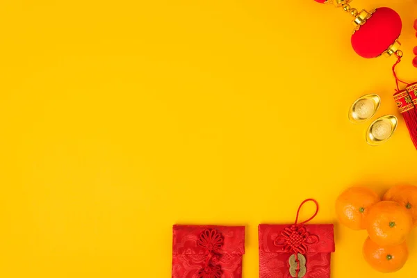 中国の旧正月の祭りのコンセプトは フラットレイアウトのトップビューは テキストのためのコピースペースと黄色の背景に赤い封筒と金のインゴット 祝福を意味します と幸せな中国の新年 — ストック写真