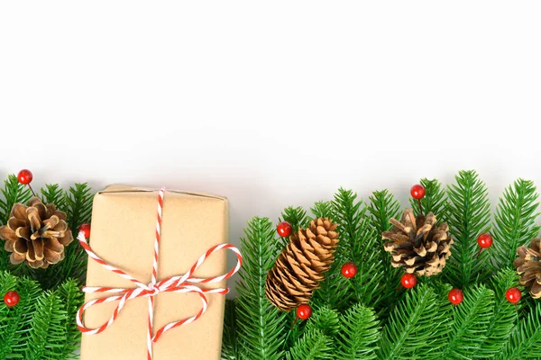 新年やクリスマスの日のトップビュー装飾的なモミの木とギフトボックスあなたのテキストのためのコピースペースと白い背景に ロイヤリティフリーのストック画像