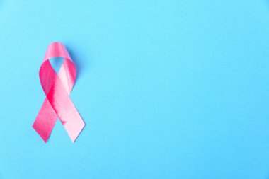Göğüs kanseri ay konsepti, düz üst görünüm, mavi zemin üzerinde pembe kurdele ve metin alanınız için kopyalama alanı