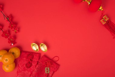 Çin Yeni Yıl Festivali konsepti, düz konsept, Kırmızı zarf ve altın külçeli Mutlu Çin yeni yılı (karakter 