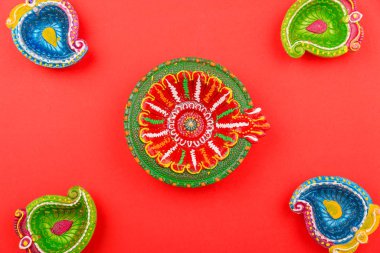Mutlu Diwali Günleri, düz manzaralı renkli Clay Diya lambaları