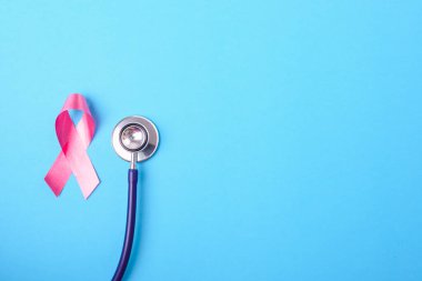 Göğüs kanseri ay konsepti, düz üst görünüm, pembe kurdele ve... 