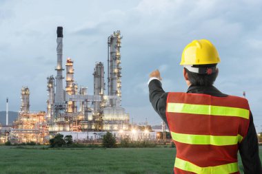 Beyaz kasklı Petrokimya mühendisi.