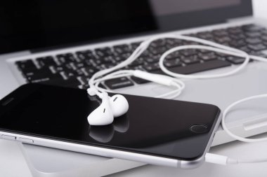 dizüstü bilgisayar, defter ve cep telefonu