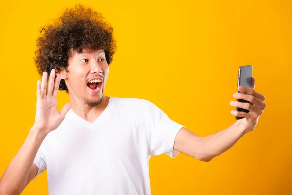 Retrato asiático guapo hombre rizado cabello tomando selfie con móvil — Foto de Stock