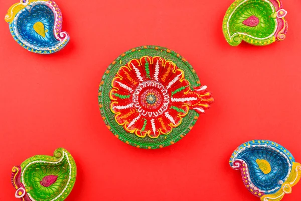 Happy Diwali Day, Flat lay vista superior Lâmpadas de argila colorida Diya — Fotografia de Stock