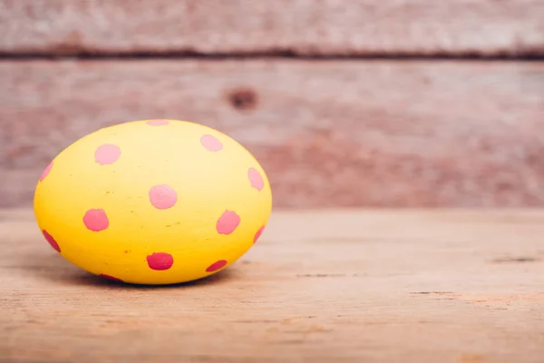 Belo ovo amarelo de Páscoa em madeira — Fotografia de Stock