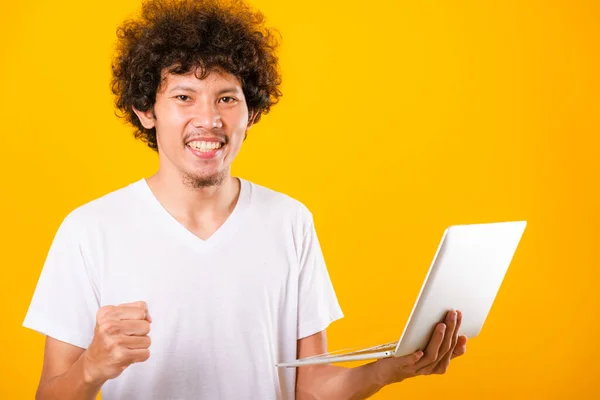 Asijské hezký muž s kudrnatý vlasy pomocí notebook počítač izolovat — Stock fotografie