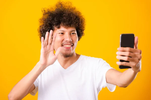 Retrato asiático guapo hombre rizado cabello tomando selfie con móvil — Foto de Stock