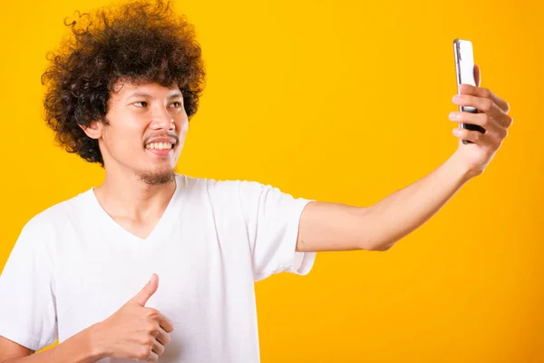 Portrait asian handsome man curly hair taking selfie with mobile — ストック写真