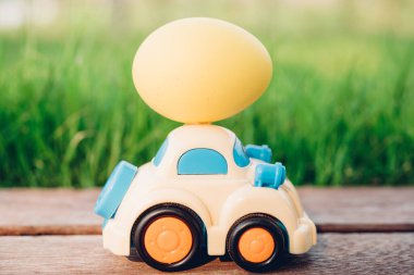 Bahçe çimleri üzerinde Paskalya yumurtası ve araba, Mutlu Paskalya Günü konsepti