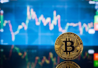 Bitcoin, sanal altın bit para mum çubuğu grafik arka planı üzerinde para