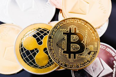 Metal paralar bitcoin ve Xrp dijital kripto para birimi iş finans para piyasası seti