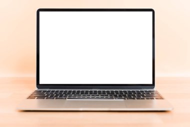 Masa başındaki boş bilgisayar ekranı izole edildi