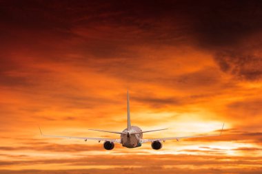 Günbatımında gökyüzünde bir uçak.