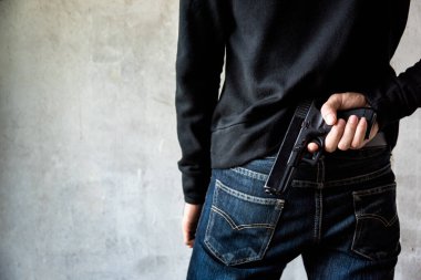 Adam arkalarına silah saklamış. Soygun, suç, adam kaçırma.