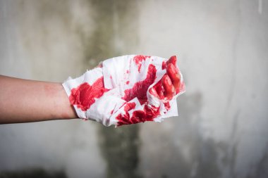 Kanlı kırmızı bir bandajla sargı bezi. Kazadan sonra eli kanlı.