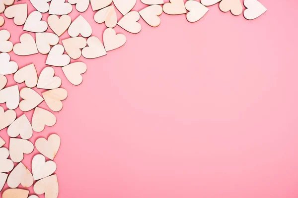 Pembe Zemin Üzerinde Tahta Kalpler Fotokopi Alanı Sevgililer Günü Konsepti — Stok fotoğraf