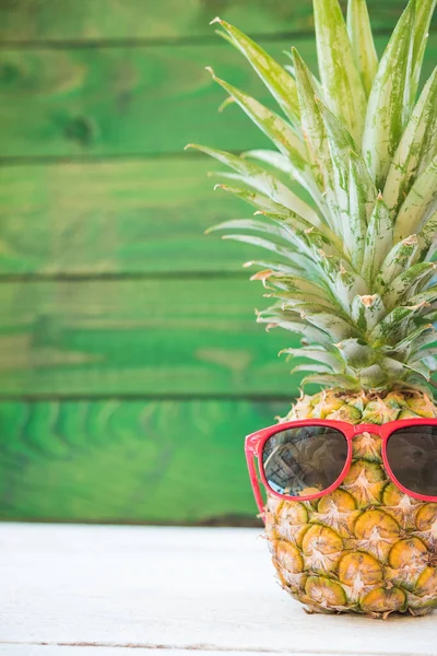 Piña Vacaciones Tienen Gafas Sol Sobre Fondo Madera Verde Concepto — Foto de Stock