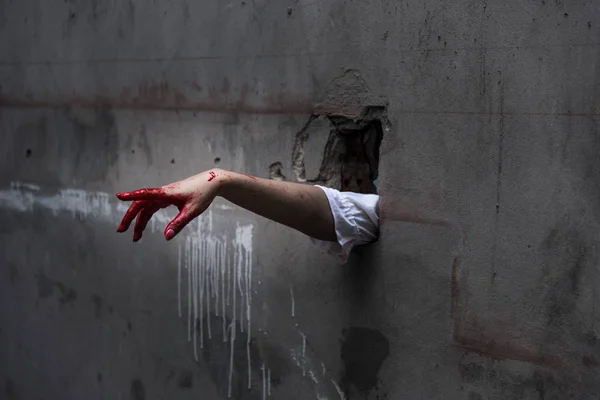 Hand Von Geisterfrau Oder Zombie Durchdringt Wand Halloween Konzept — Stockfoto