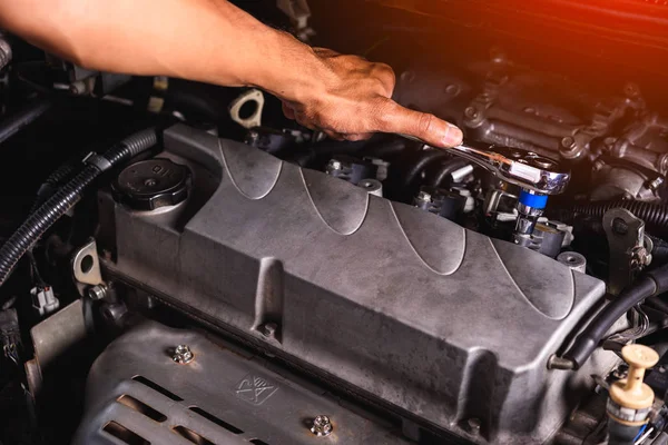 Mano Del Motor Servicio Técnico Mecánico Automóviles Uso Llave Zócalo —  Fotos de Stock