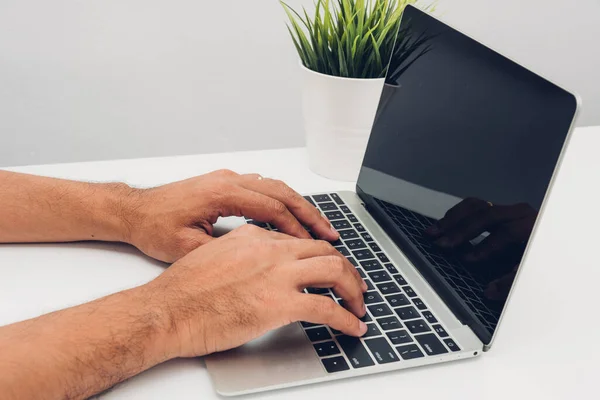 Händer Manliga Affärsmän Använda Tangentbord Bärbar Dator Hemmakontoret — Stockfoto