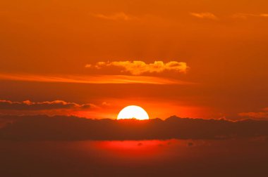 Güzel gündoğumu büyük güneş ve bulut