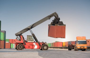 Forklift taşıyıcı konteynır yükleme kutusu yük treninden kamyona
