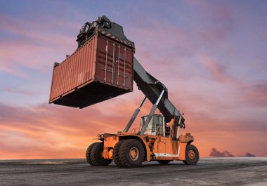 Forklift kamyon ile rıhtımda konteyner kutu yükleme işleme