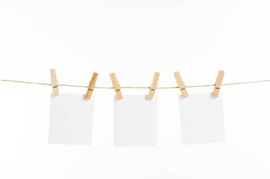 Beyaz arka plan üzerinde izole ip asılı kağıt kartları