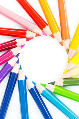 beyaz arka plan üzerinde renkli kalemleri kapatma