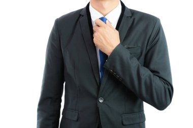 Kravatını ayarlayan iş adamı beyaz arkaplanda izole edildi