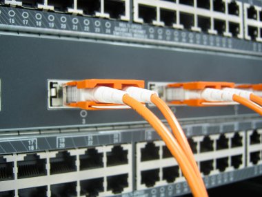 Gbic fiber optik iletişim anahtarı ekipmanı büyük veri merkezine yerleştirildi.