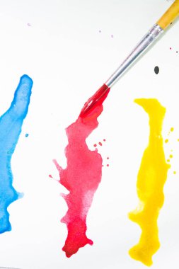 Beyaz arkaplanda boya ve fırça renginde su