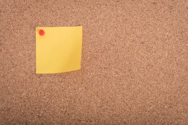 Tahta zemin üzerinde iğne olan sarı boş not kağıtları