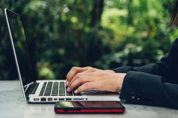 Business Woman Using His Computer Laptop Desk Surrounded Nature — Stock Photo, Image