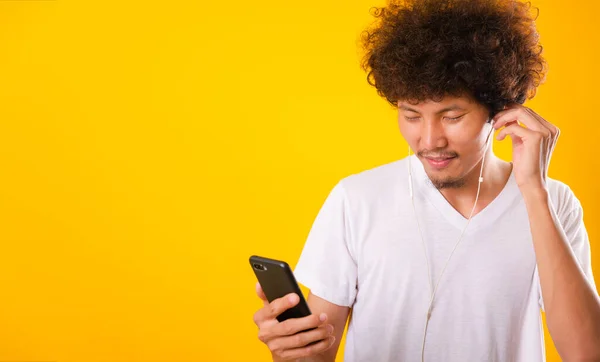 Happy Asian Handsome Man Curly Hair Smiling Enjoying Listening Music — ストック写真