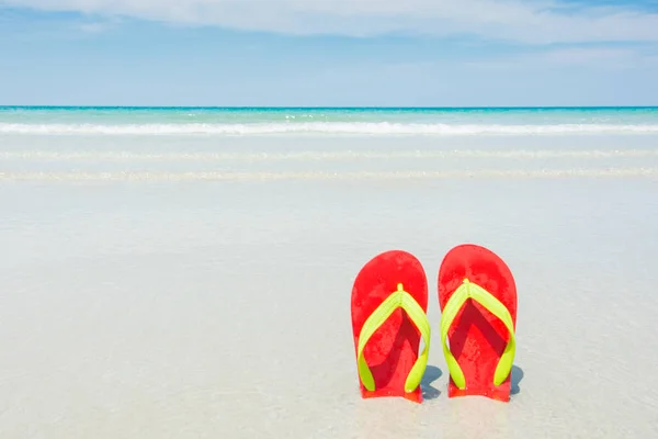 Spiaggia Pantofole Sulla Spiaggia Tropicale Vacanza Thailandia — Foto Stock