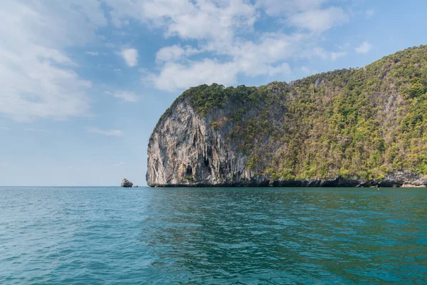 Deniz kıyısındaki dağ adası Tayland 'da mavi gökyüzü