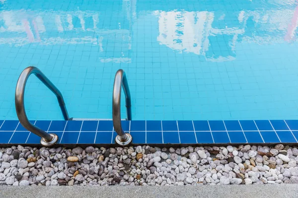 Hotel Blauw Zwembad Met Trap Voor Ontspanning — Stockfoto
